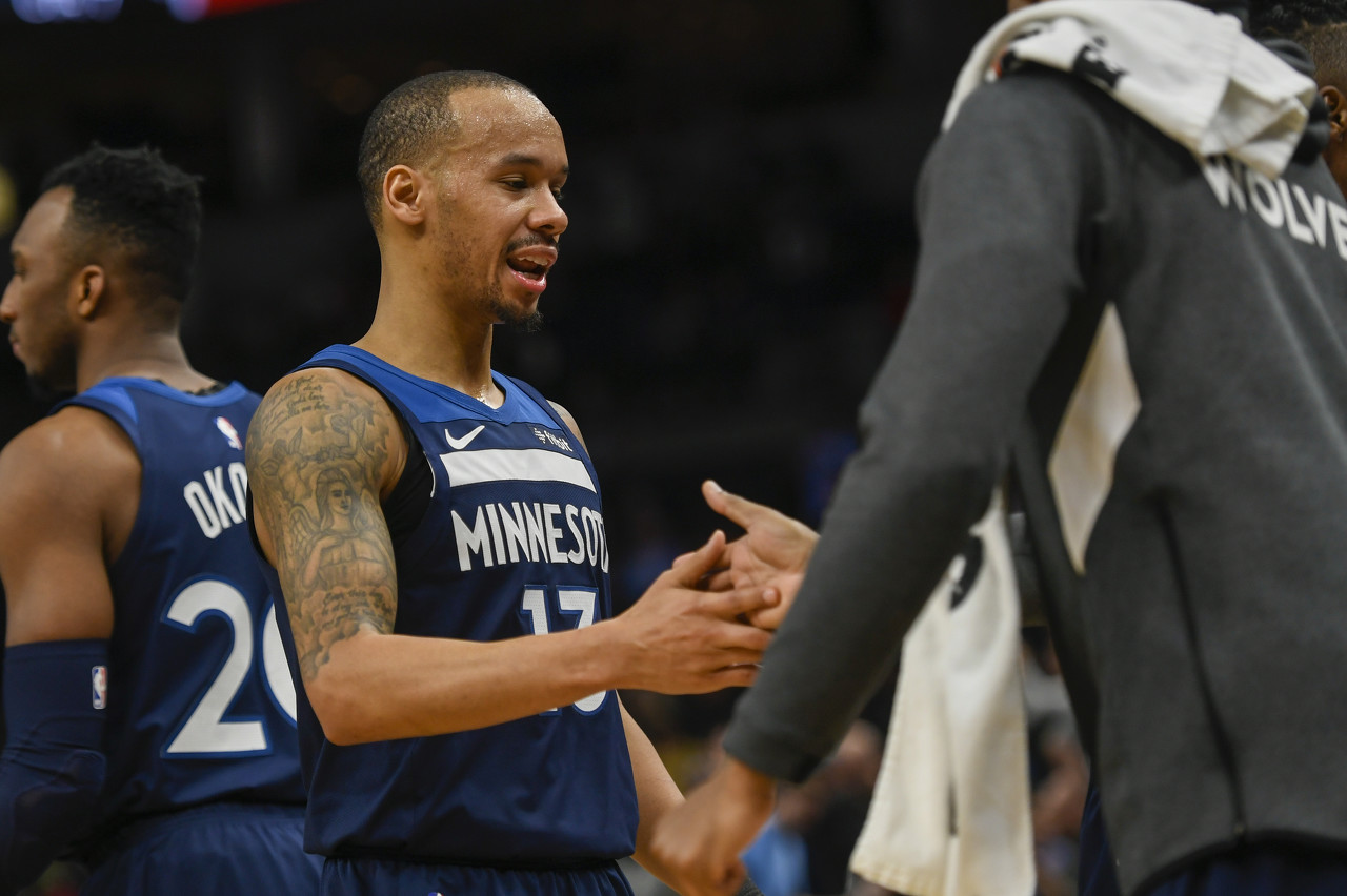 出吸引两人 出吸引两人